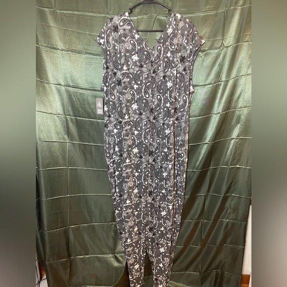 Disney Mickey Grey Paisley Print Jumpsuit NWT Size 2XL - Picture 1 of 6